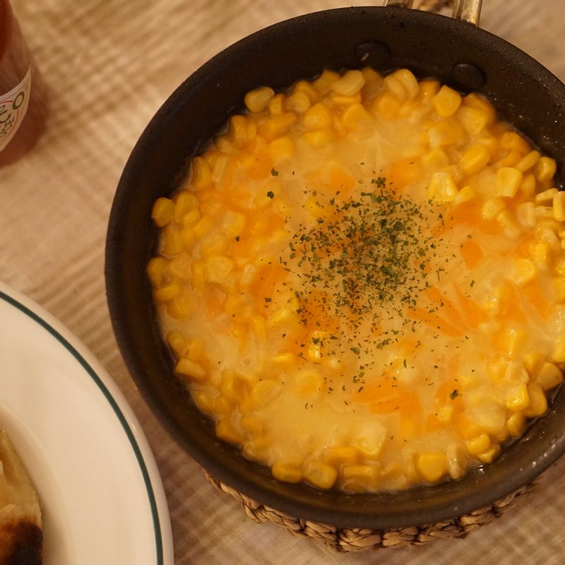 야식이 땡기는 날, 치즈를 듬뿍넣어 콘치즈를 만들었어요! 첫숟가락을 떴을 때 쭉 따라올라오는 치즈의 맛은 말로 표현할 수 없네요:)  #옥수수콘 #콘치즈 #야식 #스위트콘 #옥수수콘치즈 #에델코첸
