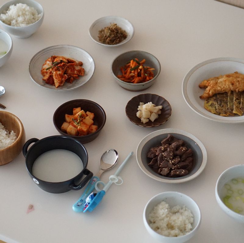 따뜻한 국물이 생각나는 날! 뜨뜻한 사골국에 각종 반찬을 꺼내먹는 가족밥상이에요! 정말 현실 밥상이지요:) #사골국 #곰탕 #소고기장조림 #김치 #가족밥상