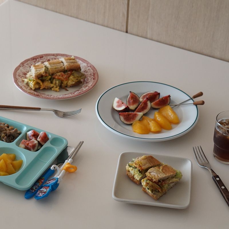 주말 아점은 간단하게 시작해요! 샌드위치와 과일이 있는 테이블!  무화과와 할머니가 직접 만들어주신 황도는 꿀맛이네요:)