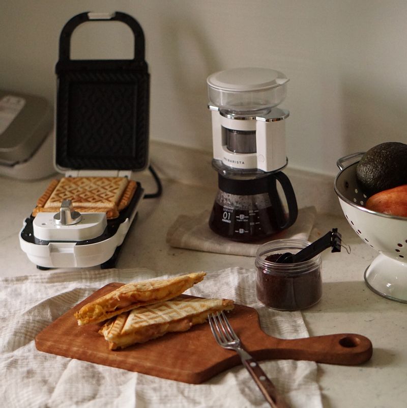 밥이 조금 질릴 땐, 식빵 사이에 이것저것 채소들을 넣어 샌드위치로 눌러먹으면 참 알차요:)  #샌드위치 #양배추샌드위치 #브런치 #홈브런치 #홈카페