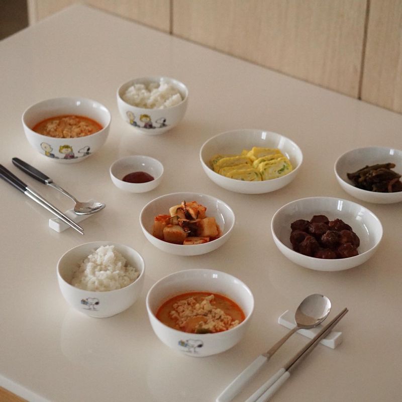 날이 추워져 칼칼한 국이 땡기네요:) 순두부찌개 보글보글 끓여 차려봤어요!  #한식 #순두부찌개 #미트볼 #계란말이 #밥