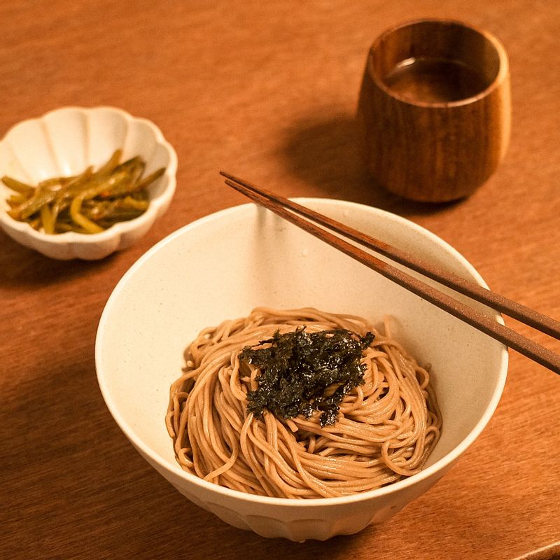 이제서야 맛보는 들기름 막국수. 만드는 법도 라면만큼 간단해서 금방 뚝딱하고 만들 수 있어서 좋았어요. 고소한 들기름의 풍미와 은은한 메밀의 향이 어우러져서 너무 맛있었던 메뉴.  #들기름막국수 #메밀막국수 #막국수