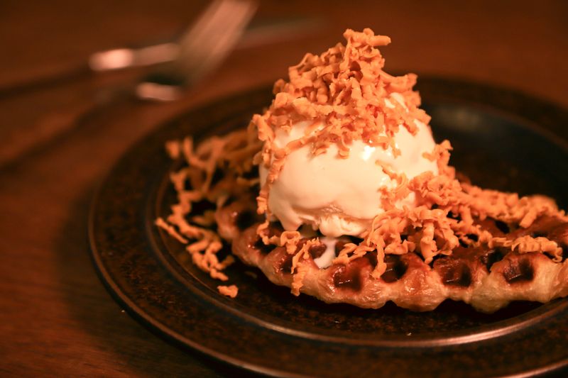 크로플은 언제 먹어도 맛있는데 특히 브라운 치즈 크로플은 이지잇 크로와상에 특화된 레시피 같아요. 크로플 특유의 바삭함과 아이스크림의 부드러움, 브라운 치즈의 고소함이 어우러져 조화로운 맛이 나요.  #브라운치즈크로플 #브라운치즈 #크로플 #홈카페 #홈브런치