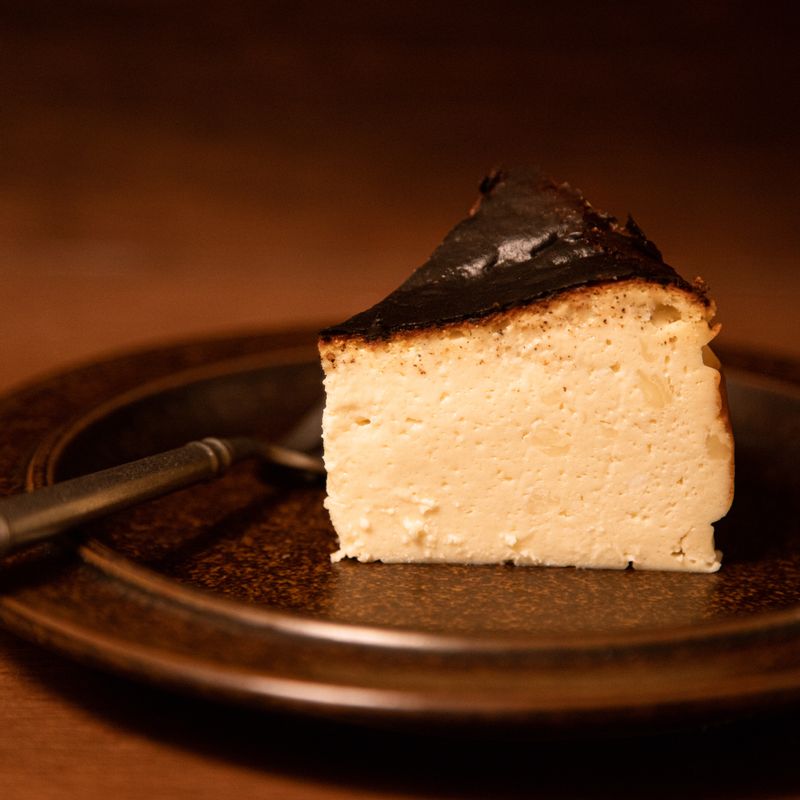 에어프라이어로 뚝딱 만든 바스크 치즈 케이크 🧀 크림치즈를 세통 뜯는 순간 예감했어요. 아, 이거 맛있을 수 밖에 없겠구나..! 가족들이 전부 맛있다고 해줘서 무척 뿌듯한 베이킹이었어요 :) 간단하고 쉬워서 자주 만들어 먹을 것 같아요.