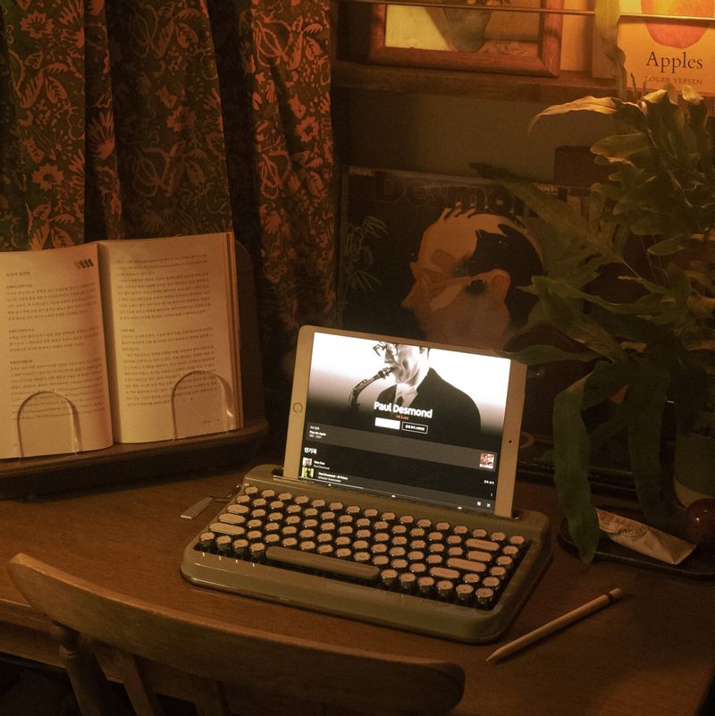 해야할 일을 모두 마치고, 한가로운 저녁에 책 읽으면서 좋아하는 음악 듣는 시간이 너무 좋아요.   #독서 #라이프스타일 #음악