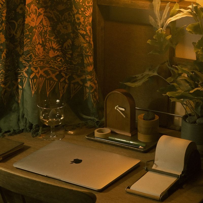 저녁엔 종종 영화 보면서 와인을 마셔요. 그 날 하루가 고단한 하루였더라도 기분 좋게 마무리 할 수 있어요.  #화이트와인 #와인 #혼술