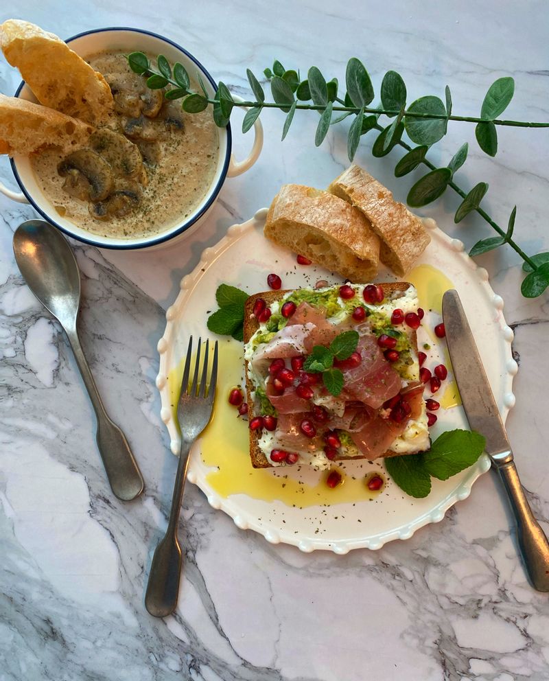 양송이수프와 통밀빵으로 건강하게 즐기는 오픈샌드위치 석류와 프로슈토 덕분에 이쁘기도 하고 연말느낌도 한 스푼 건강하고 가볍지만 든든한 한 끼 어떠세요?   #홈브런치 #브런치 #양송이수프 #통밀빵 #오픈샌드위치 #샌드위치 #석류 #프로슈토 #아보카도 #리코타치즈 #홈테이블 #온더테이블