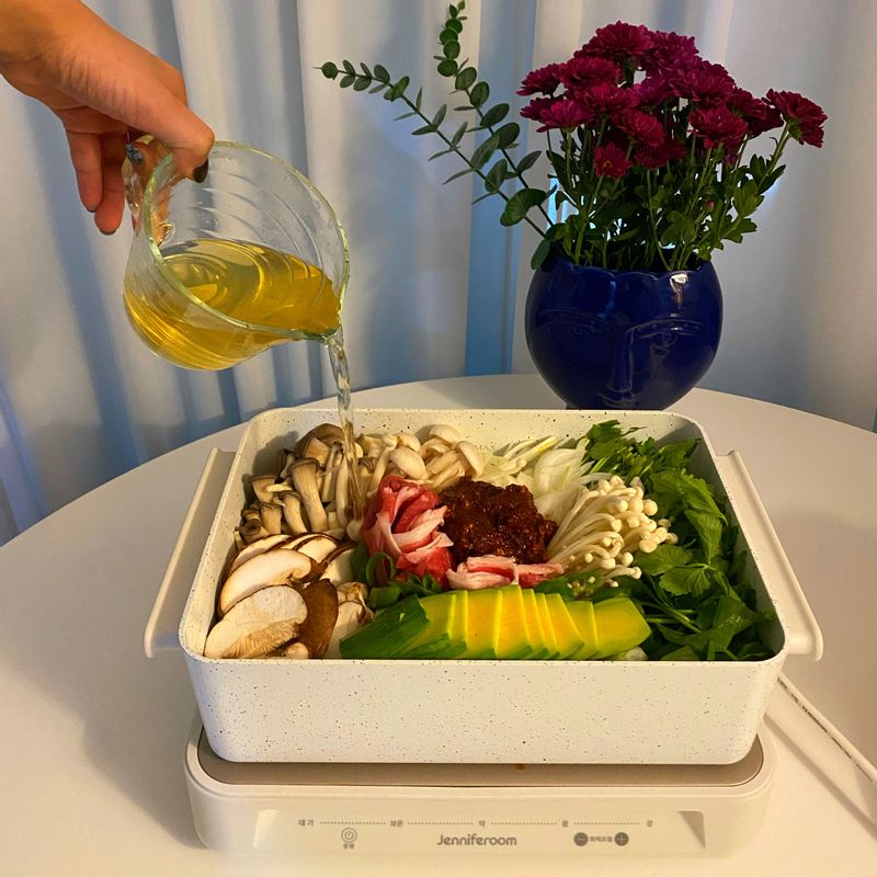 버섯들이 많이 들어가 진하고 미나리의 킥이 마음에 드는 차돌박이 버섯전골 재료 넣고 끓이면 되니까 간단한데 맛, 비주얼 모두 굿! 칼바람 속에서 따스하게 몸 녹이고 싶을 때 완전 강추😉 #차돌박이버섯전골 #폴킴레시피 #한그릇요리 #한냄비요리 #전골 #한식 #버섯요리 #홈쿡 #홈쿠킹 #따뜻한식탁 #따뜻한요리 #간단요리 #홈스토랑