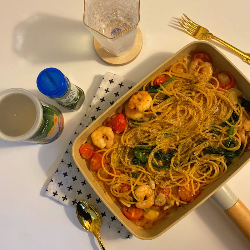 맛있게 먹고 싶은데 이거저거 꺼내고 하기 귀찮다면 한 방에! 해결할 수 있는 멋진 메뉴 간편한 메뉴👏🏻 팬 하나에 마무리되는 집안일 가성비 끝판왕이 아닐까 먹기도 편하고 설거지거리가 없는 원팬파스타 어떠세요? 취향껏 다른 걸 넣어도 괜찮을 거 같아요🍝   #파스타 #스파게티 #홈쿡 #홈쿠킹 #원팬파스타 #간편브런치 #브런치 #한그릇요리 #홈테이블 #온더테이블