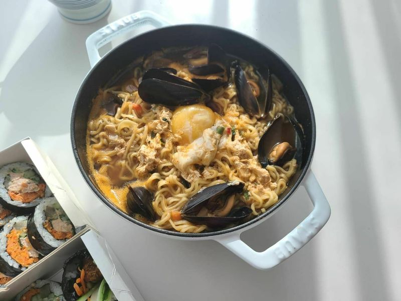 해물라면 & 김밥 최강 조합! #김밥 #라면 #해물라면