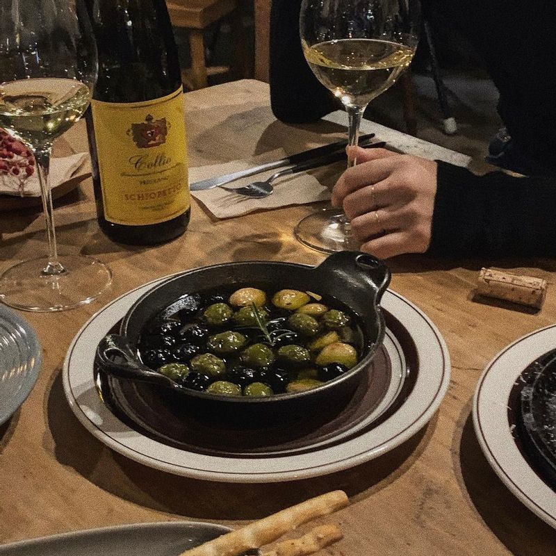 와인 안주로 정말 잘 어울리는 올리브 오븐구이. 화이트와인이랑 먹으니 짭쪼름하면서 고소한 맛이 일품이였어요!  만들기도 너무 쉬워서 자주 해먹을 것 같아요~!  #와인안주 #와인궁합 #와인 #올리브오븐구이 #올리브