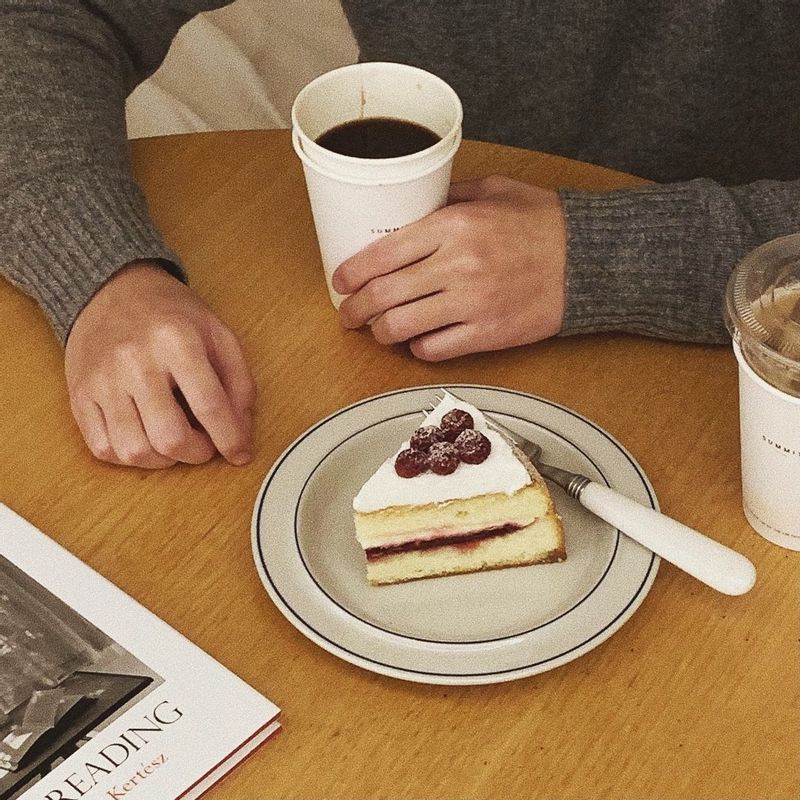 빅토리아 여왕이 즐겨먹었다는 빅토리아 케이크. 케이크 시트에 생크림과 딸기잼을 샌드해 먹는 케이크에요. 자주 들리는 카페에서 구매했어요!  #써밋컬쳐 달콤한 주말 보내세요~!