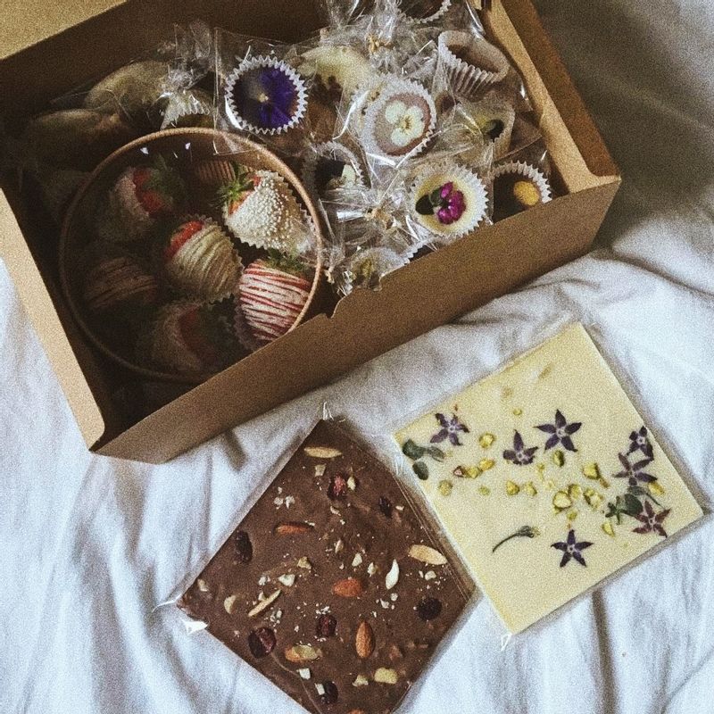 초콜렛 만들어서 사랑하는 사람에게 선물했어요! 만들기는 쉽고 비주얼은 좋아서 기념일에 만들어보시는걸 추천해요! #딸기초콜렛 #초콜렛 #기념일