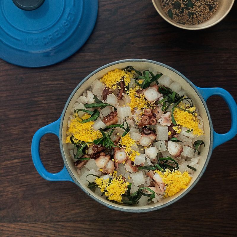 남은 문어를 활용해서 문어솥밥을 만들어 먹었어요. 노른자로 장식하니 꽃처럼 예쁘더라구요. 양념장 맛도 좋아서 정말 맛있는 한끼였어요.!  #문어솥밥 #솥밥