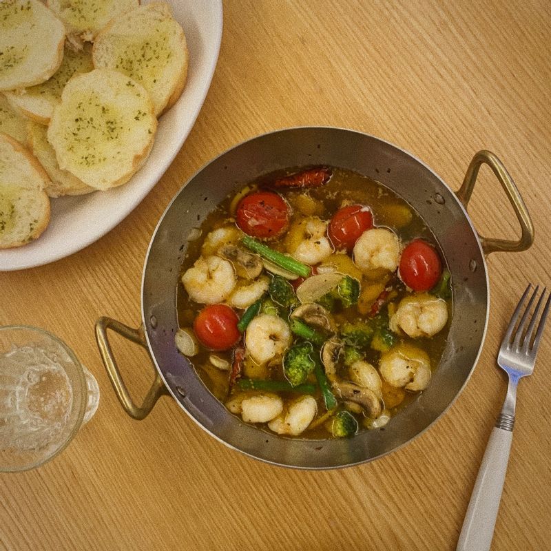 이렇게 양이 많은 밀키트는 처음이에요.. 양이 진짜 많아서 친구들이랑 먹기 딱이에요~~! 새우는 어찌나 통통하던지! 남은 오일 소스에 파스타면 넣어서 먹어도 정말 맛있었어요~ ☺️ 신선한 밀키트 제품 추천드려요 👍 #감바스 #감바스알아히요 #까수엘라 #밀키트 #감바스밀키트