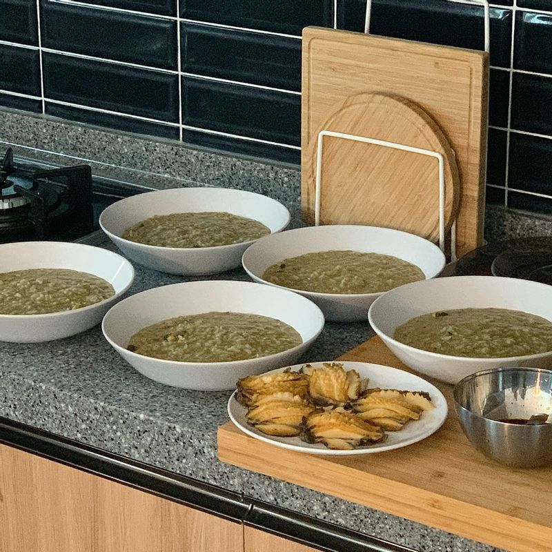 너무너무 맛있는 전복죽을 만들었어요. 두툼한 전복을 결대로 썰어 장식했답니다! 우리의식탁 레시피로 맛있게 만들어 먹었어용~!  #전복죽 #전복 #보양식 #저녁메뉴 #집밥