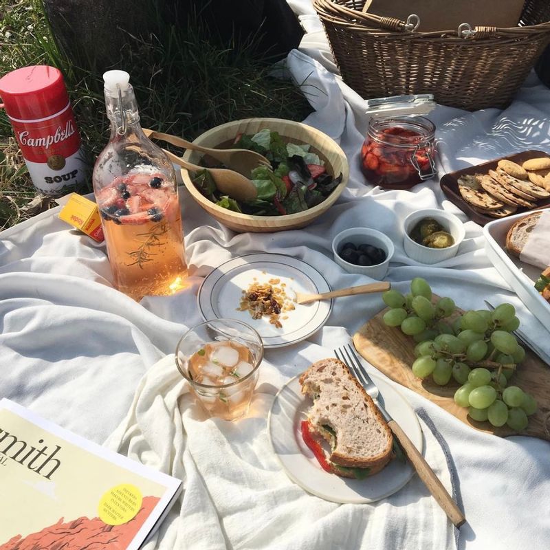 맛있는 딸기청과 샌드위치를 만들어 나들이 왔어요! 밖에서 먹는 맛이 아주 꿀맛이네요. ☺️ 구운채소 샌드위치는 꼭 만들어보세요! 너무 맛있어요 ❤️ #피크닉 #샌드위치 #딸기청 #Picnic #소풍 #도시락
