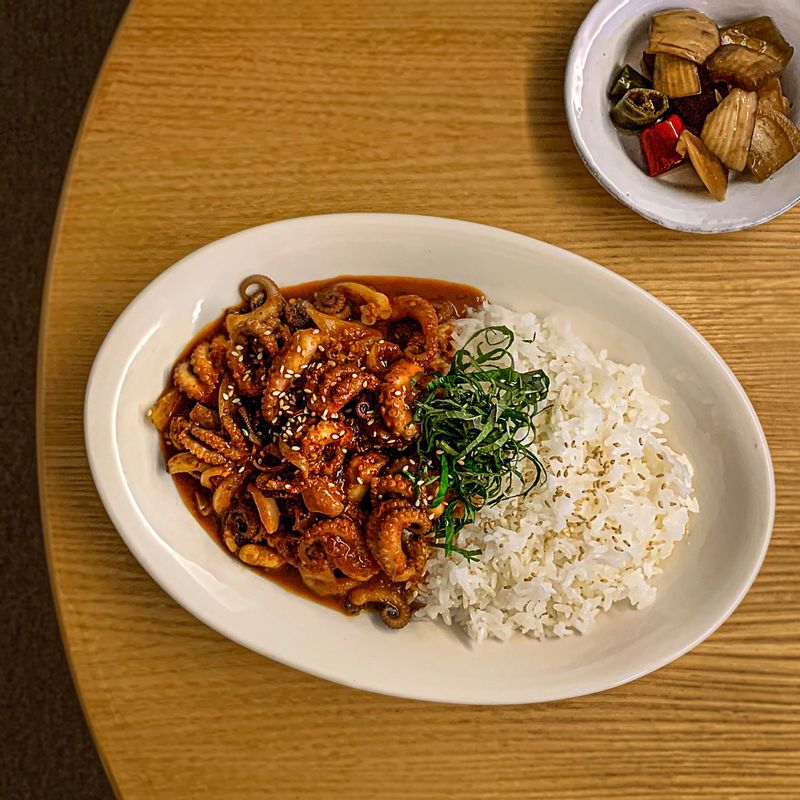 장순필불쭈꾸미 한팩으로 덮밥을 뚝딱 만들었어요! 스트레스 받을때는 매운게 최고죠! 이 제품은 맛있게 매워서 좋았답니다 ☺️ 전 양파를 썰어 넣어 먹었는데, 표고버섯이 들어가있다는 점도 좋았어요. 간단하게 맛있는 주꾸미덮밥 만들어 드세요 👍 #장순필양념불쭈꾸미 #쭈꾸미 #주꾸미 #주꾸미덮밥 #야식 #저녁 #장순필불쭈꾸미