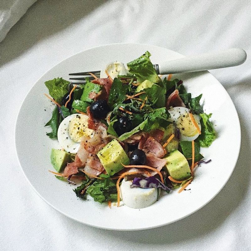 달걀아보카도 샐러드를 만들었어요! 간단한데 맛은 너무 좋네요☺️  모닝커피랑 먹으니 더욱 잘어울립니다 ❤️  #샐러드 #아보카도샐러드 #달걀아보카도샐러드 #Salad #브런치