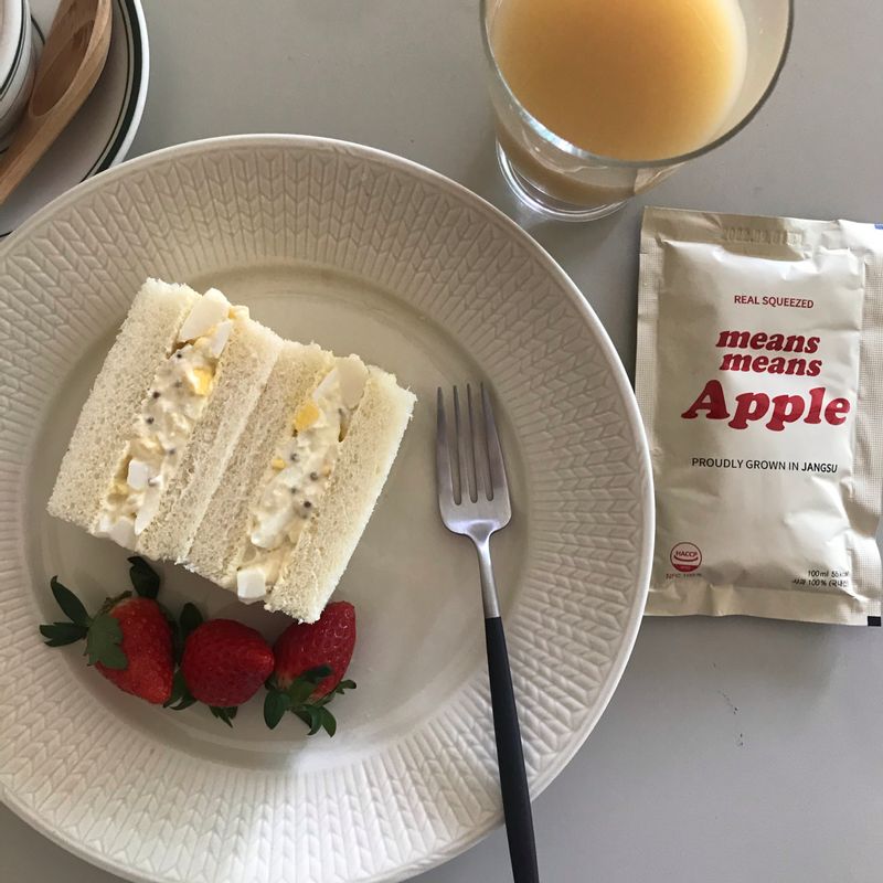 삶은 감자에 달걀, 코즐릭스로 맛을 낸 에그 포테이토🥔 올해 첫 딸기, 이 계절 꼭 먹어주는 사과즙🍎 , 간단하지만 든든한 브런치 한상입니다.    #달걀샌드위치 #모닝밀 #홈카페 #홈브런치 #에그샌드위치 #감자