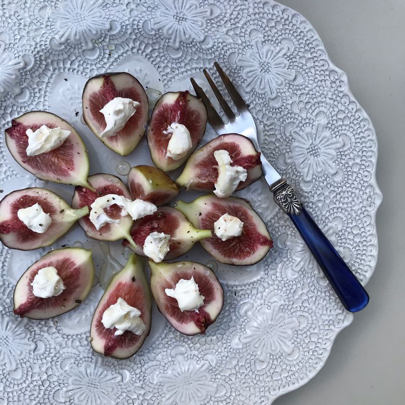 좋은 무화과, 마스카포네, 후추 약간 , 꿀 와인안주로도 맛있는 디저트로도 손색이 없는🙂 , #홈파티 #무화과 #무화과샐러드 #와인안주 #초대요리 #디저트