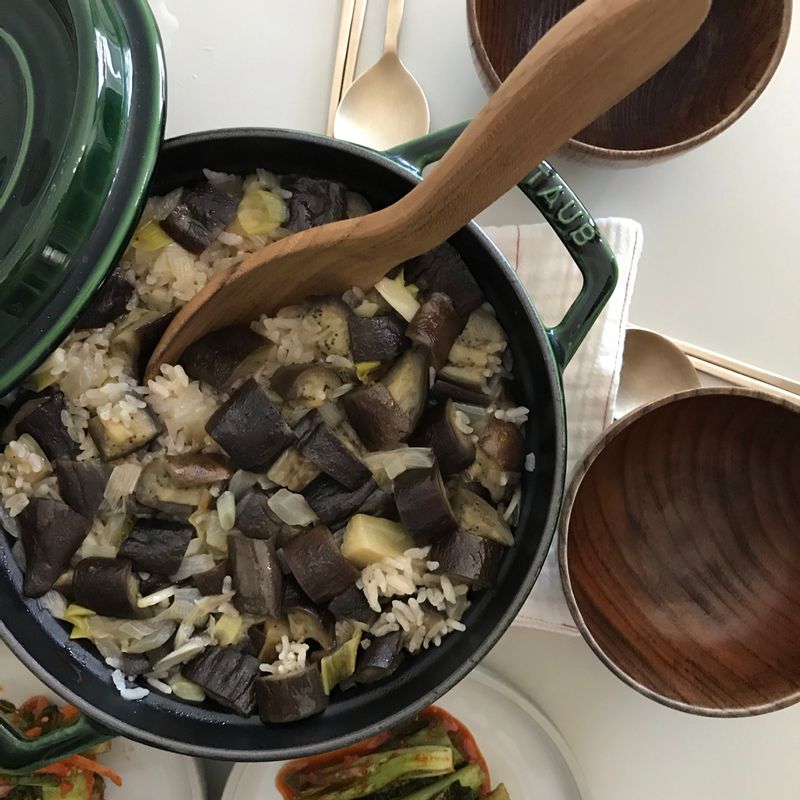 가지솥밥 하나면 그렇게 든든하고 건강한 집밥일 수 없어요. , 들기름에 마늘,파, 볶아 기름향내고, 그 기름에 가지도 슬쩍 볶아둡니다.  , 솥에 불린 쌀넣고, 가지를 함께 넣어 15분 정도면 끝 나는 솥밥 , 오늘도 온기 가득한 밥상되세요.🙂  #솥밥 #가지요리 #가지솥밥 #온더테이블 #집밥 #스타우브