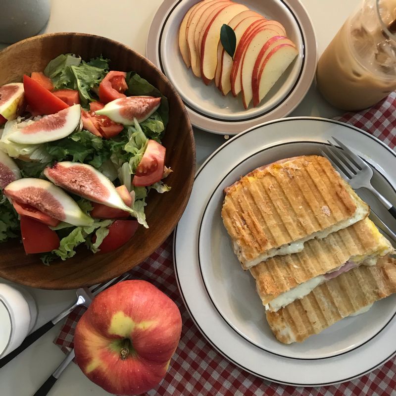 무화과 샐러드와 파니니🥗 , 든든한 홈브런치입니다.  , 오늘도  온기 가득한 하루 되세요♡  #무화과 #샐러드 #온더테이블 #홈브런치 #홈카페