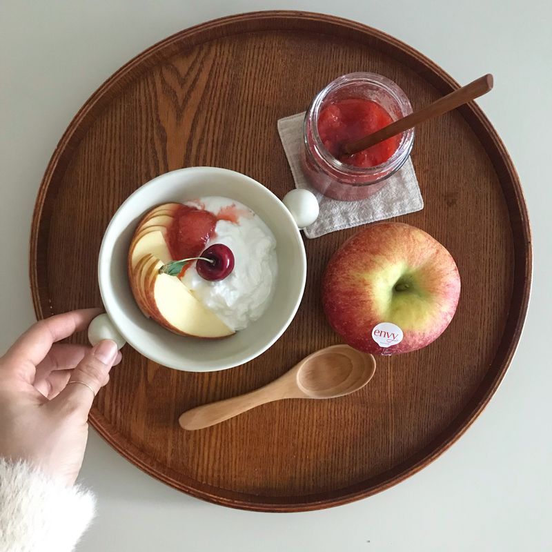 그릭요거트에 enby사과🍎딸기 콩포트 , 건강하고, 행복한 맛 #샐러드 #그릭요거트 #사과 #온더테이블 #홈카페 #홈브런치