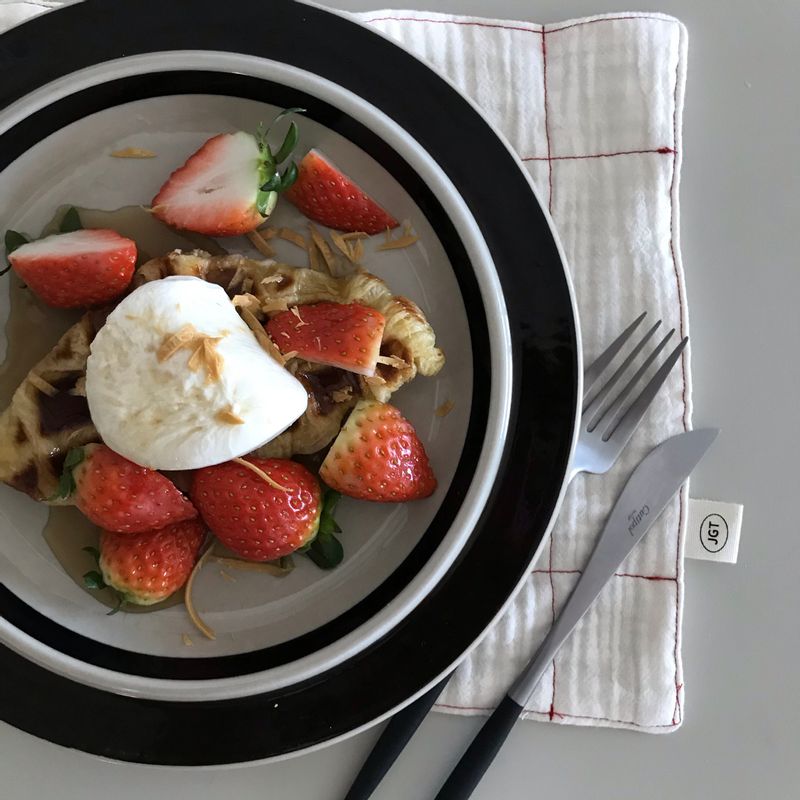 와플에 딸기, 부라타치즈 ,메이플시럽, 브라운치즈까지 , 말해뭐해 조합인 홈브런치🧀💕  #딸기 #와플 #홈카페 #홈브런치 #브라운치즈