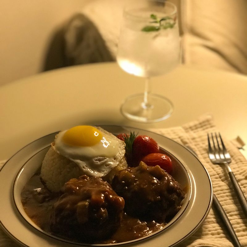 오늘의 한상🙂 , (하이라이스 만들기) , 돼지고기, 감자, 가지, 당근, 애호박, 양파(집에 있는 모든 채소 사용가능) 넣고 볶아주고, 물을 야채가 잠길 정도로 넣고 푹익혀줍니다. , 다익으면 하이라이스 분말을 풀어 두고, 토마토캐찹, 우스타소스, 핫소스,설탕약간 넣어 마무리해준 하이라이스소스 준비 ,  (함박만들기) ,  소고기,돼지고기, 당근,양파,마늘,생강술,소금, 후추, 이탈리안허브, 빵가루,계란을 함께 믹스해서 치대어줍니다. , 동글동글함박 모양으로 만들고, 레몬딜버터를 후라이팬에 두른 후 함박을 올려구워 줍니다. , 노릇노릇 구워진 함박은 하이라이스 소스에 넣어 중탕으로 함께 푹 익혀줍니다. , 중탕이어서 그런지 고기가 훨씬 부드럽게 소스맛이 고기에 잘 베어 너무 맛있는 함박이 완성👍 , 슬기로운 산촌생활 김대명배우님 스타일 함박만들어 먹기 , , 분위기 내기위한 탄산수에 애플민트 하나로 홈레스토랑 되기  #혼밥 #홈레스토랑 #집밥 #함박스테이크 #온더테이블