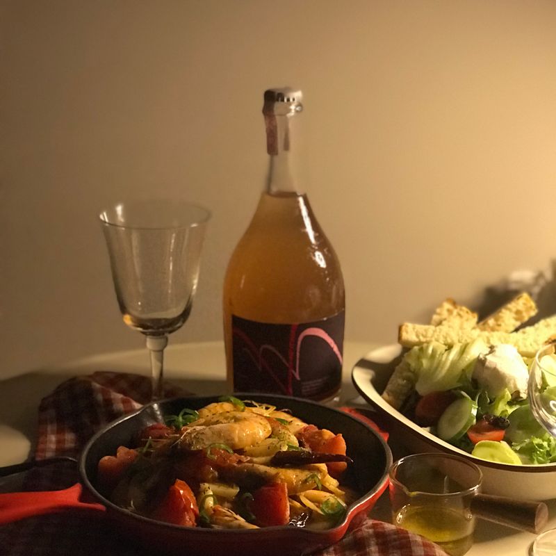 좋은 사람들과 함께하는 시간 , 올리브오일과 마늘편 페페론치노를 함께 넣어 마늘향을 만들고, 새우를 넣고 레몬딜버터 한조각 , 새우의 색이 붉게 변했을때 완숙토마토를 큼지막하게 썰어 넣어주고 화이트와인야간,소금, 후추, 땡초 송송농 마무리🍷 , 아주 근사한 와인 안주로 변신🥂