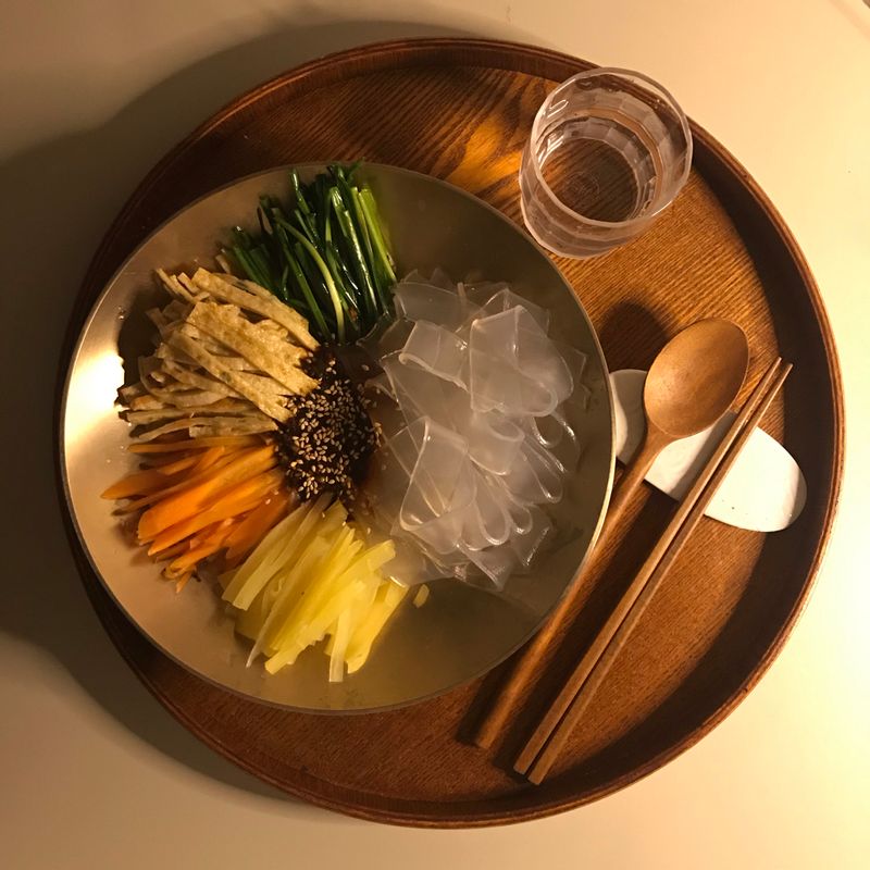 부산식 비빔당면 , 비빔당면은 별미중의 별미 오뚜기 넓은당면으로 부산식 비빔당면을 만들었어요. , 씹는 식감이 아주 좋으니 꼭  넓은 당면으로 만들어보세요.  #온더테이블 #비빔당면 #집밥 #면요리 #당면