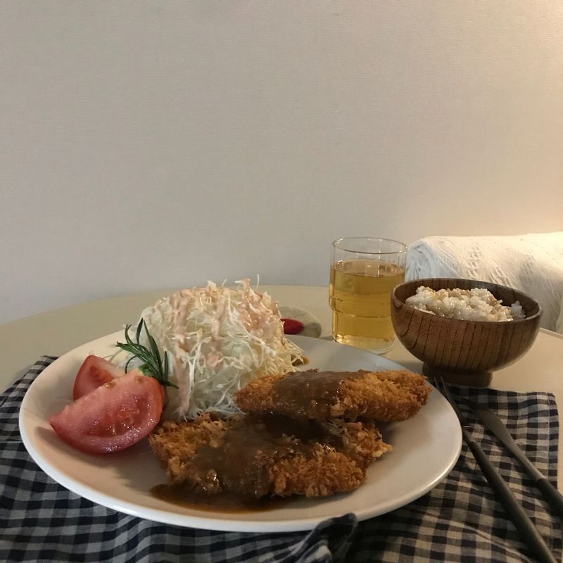 오늘의 한그릇 밥상은 돈가스정식입니다.🙂 , 돈가스는 만들기가 번거로우니 이번엔 이마트에서 구입했고, 양배추를 아주가늘게 채칼로만들어 두고, 토마토 한조각, 경양식 소스만 만들어 함께 먹으면 아주 근사한 한상이 됩니다. , 오늘도 온기가득한 저녁되세요🙂💕  #홈카페 #홈스토랑 #돈가스 #돈까스 #집밥 #온더테이블 #혼밥 #돈가스정식 #한그릇요리