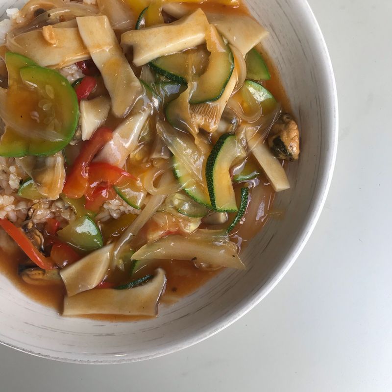 오늘 같이 쌀쌀한 날은 고추기름 넣고 만든 사천식 해산물덮밥🍛 , ,  #집밥 #한그릇요리 #온더테이블 #해산물덮밥