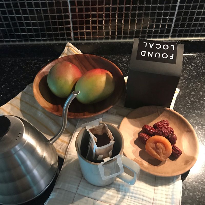 밤에 마시는 드립, 그리고 조그마한 간식들🌙 , 행복한 밤   #드립커피 #온더테이블 #홈디저트 #디저트 #간식 #홈카페 #커피