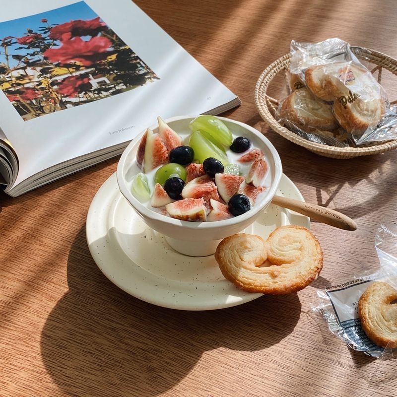 집에있는 과일 송송 썰어 요거트에 넣고 꿀 쪼르륵 부려서 먹으면 건강하고 맛있는 간식 완성 ❤️