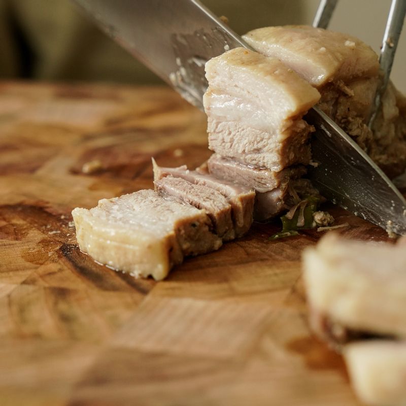 남편이 만들어준 들기름막국수와 무조건 같이 곁들여야하는 무수분수육 ! 둘은 역시 환상의 조화❤️  #무수분수육 #수육 #들기름막국수 #막국수