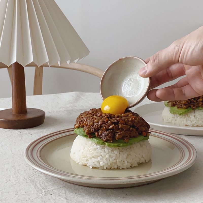 아보카도 위에 무수분카레 ! 끓이면서 나오는 채수로만 만든 카레인데 계란노른자 톡 터뜨려서 비벼먹으면 너무 맛있다  #무수분카레 #카레 #아보카도카레 #홈스토랑