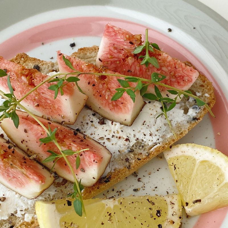 그릭요거트 듬뿍 바른 빵위에 잘익은 무화과 썰어 올리고 꿀뿌려서 먹기 😋💕 #무화과 #무화과토스트 #무화과샌드위치 #오픈토스트