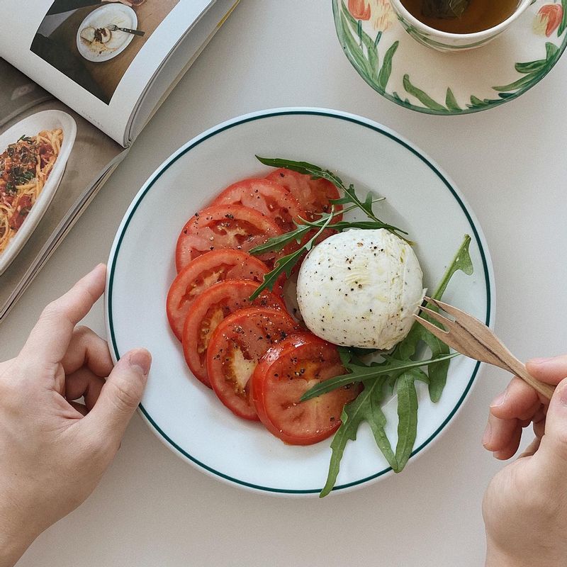 모짜렐라 쭈욱 찢어 썰어놓은 토마토와 루꼴라랑 함께먹으면 완벽한 맛 ! #카프레제 #홈브런치 #홈샐러드 #샐러드 #모짜렐라 #온더테이블