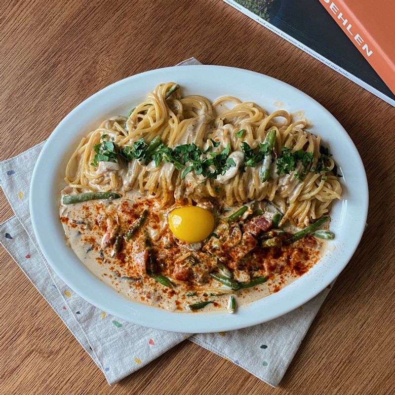 남편 요리중에 제일 좋아하는 단골집파스타... 저위에 빨간가루는 라면스프 :-)