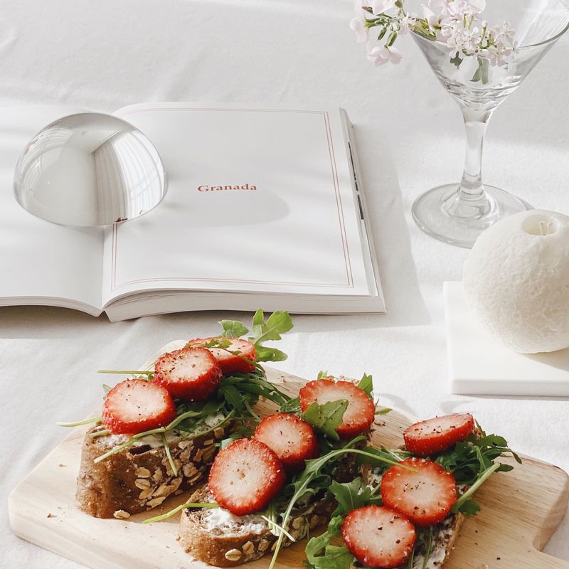 딸기의계절❤️ 딸기와 루꼴라의 조합은...최고다 ! 이번 겨울에도 지겹도록 먹을예정 #딸기 #제철과일 #오픈토스트 #딸기루꼴라 #루꼴라 #딸기토스트 #홈카페