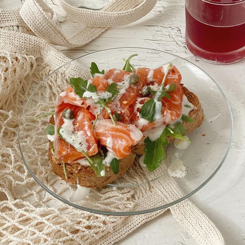 임신기간동안 못먹다가 드디어 먹을수있게 된 생연어 ! 밥이랑도 먹고 그냥 먹어도 맛있지만 루꼴라와 빵위에 올려 레몬소스 뿌려먹으니 꿀맛 ! #연어 #생연어 #연어샌드위치 #오픈샌드위치 #홈브런치 #홈카페