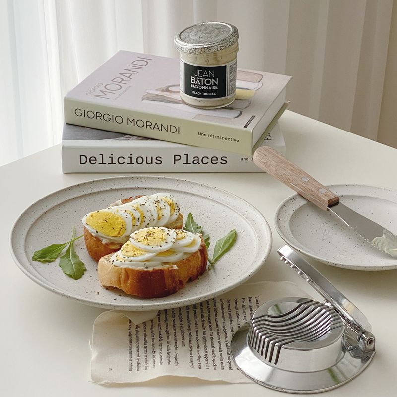 빵위에 트러플 마요네즈 듬뿍발라 삶은계란 슬라이스해서 먹으면 고소하고 맛있는 간식 완성 !🍳  #계란토스트 #계란샌드위치 #오픈토스트 #계란오픈토스트 #에그오픈토스트 #에그샌드위치 #에그슬라이서 #트러플마요네즈 #장바통블랙트러플마요네즈