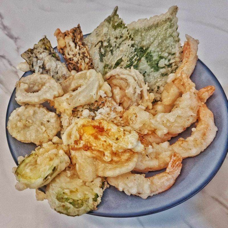 맛있는 텐동을 했어용ㅎㅎ 텐동 그릇이 없어 아쉽지만 맛은 있었답니당❤ 중간에는 계란카츠인데 날계란을 얼려 튀김옷을 입히면 간단하게 만들수있어용 간단한 텐동 추천드려용😆 #계란카츠 #새우튀김 #일식 #튀김덮밥 #우리의식탁레시피 #텐동