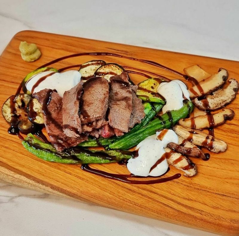 연어 글라브락스 샐러드에 나오는 요거트 드레싱이 맛있다고 하더라구요ㅎㅎ 요 요거트 드레싱과 발사믹 글레이즈를 함께먹으니 뭐를 먹어도 맛있을 맛! 저는 채소(꽈리고추, 가지,애호박, 표고)와 모둠한우를 구워 함께 먹었답니당❤ #양식 #한식 #소고기 #샐러드 #발사믹 #구운채소 #한우 #요거트드레싱