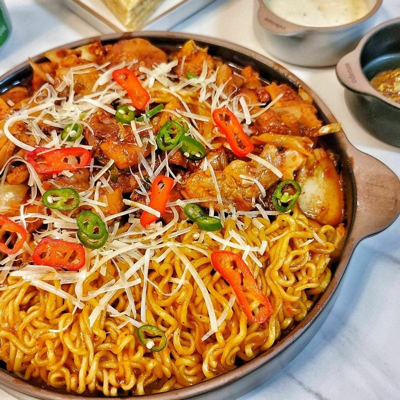 꼬꼬아찌 스타일 닭갈비를 만들었어용ㅎㅎ🐔❤ 꼬꼬아찌 양념에 버무린 라면은 증말 꿀맛이죵😆😆   #신혼밥상 #꼬꼬아찌 #닭갈비 #로스트치킨 #토르티야 #맥주안주