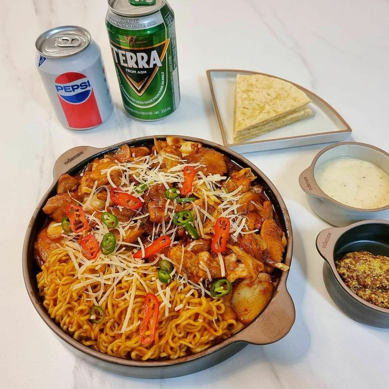 마요네즈로 만든 소스에 콕 찍어서 또띠아에 싸먹으면 꿀맛이에요(❁´▽`❁)
