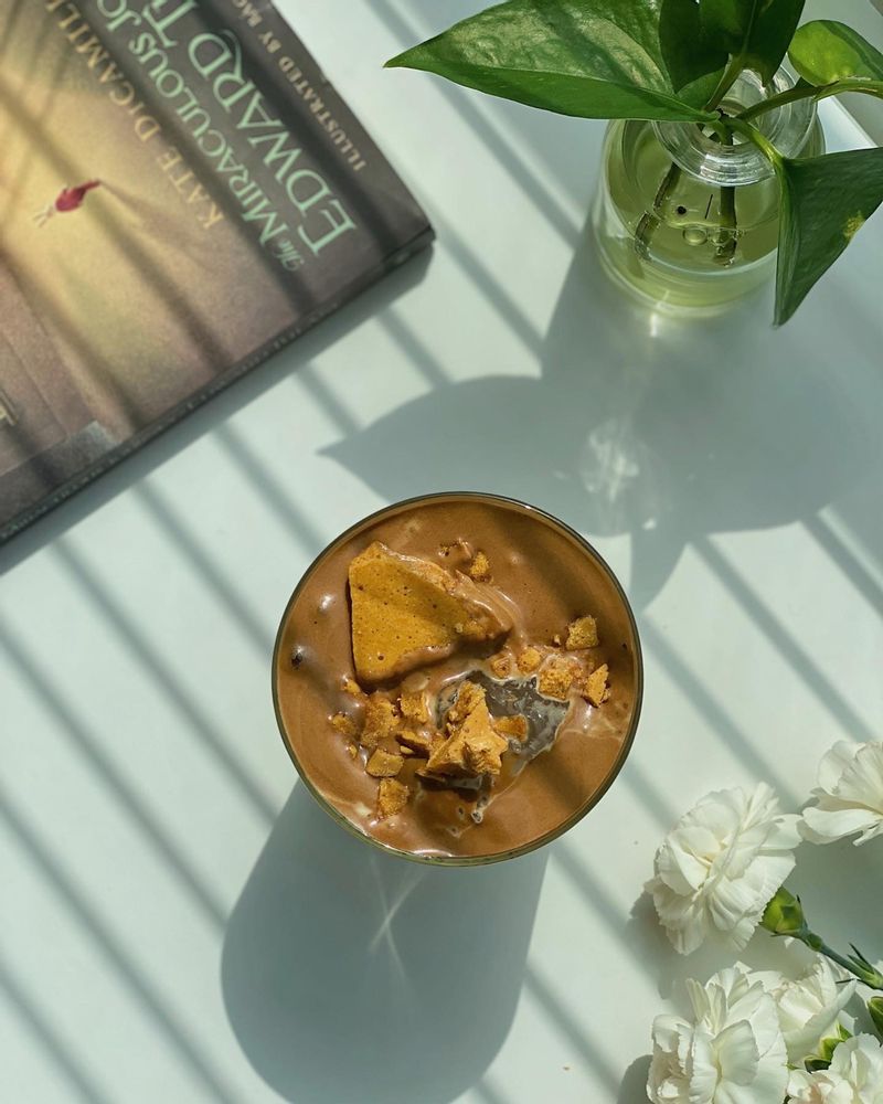 달고나 토핑을 뿌린 달달한 달고나커피 추천드려요 : ) #달고나토핑 #달고나커피 #달고나 #커피