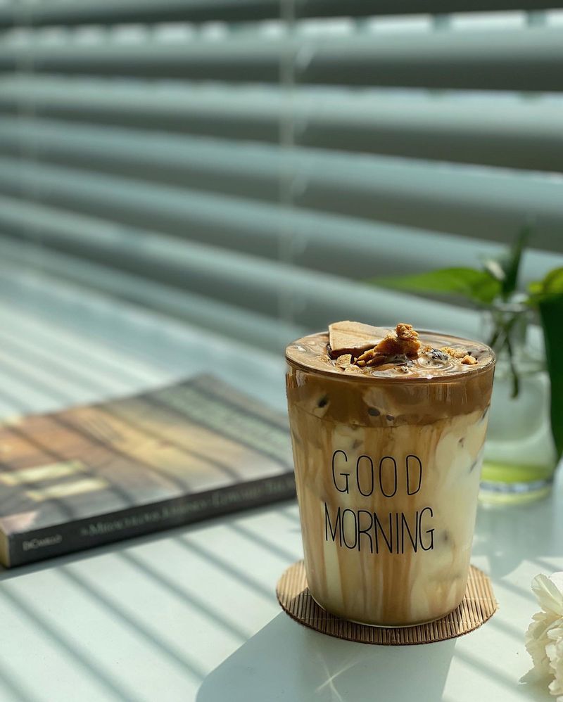 달고나 커피에 아직도 빠져있는 1인 여기요~ 오징어게임 때문에 달고나 많이 만들어 먹잖아요~ 먹다보면 질리기도 하는데 잘 뿌셔서 냉동실에 보관했다가 라떼에 올려 먹거나, 달고나커피 만들어 토핑으로 뿌려보세요 : ) #달고나커피 #홈카페 #커피한잔 #달고나 #주말여유